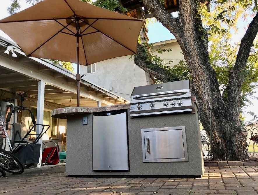 Maui 7'6" BBQ Island with 33" Round Bar & Integrated LED Lighting
